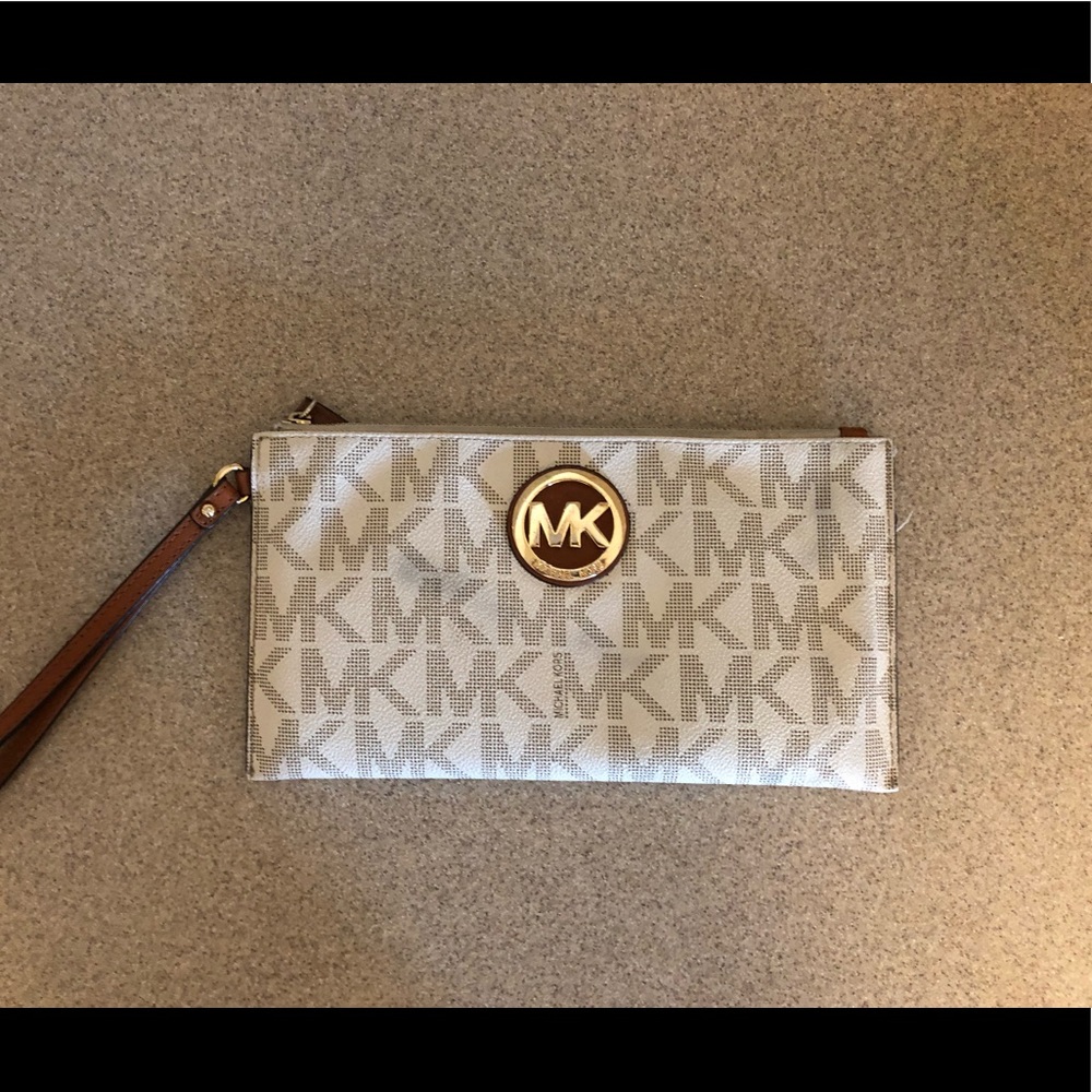 Michael Kors wristlet 👜